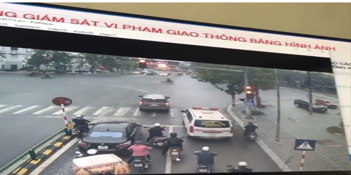 Tình huống giao thông gây tranh cãi ở Thái Bình. Ảnh chụp từ clip trên mạng.