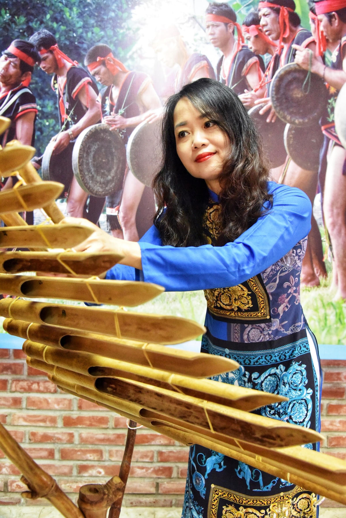 ThS Đặng Hoài Thu với đàn T’rưng.