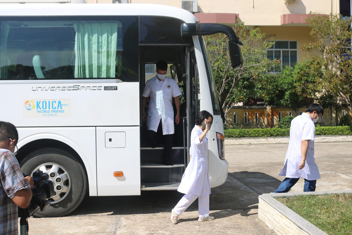 Đoàn y tế tỉnh Phủ Thọ đặt chân xuống tỉnh Quảng Nam.
