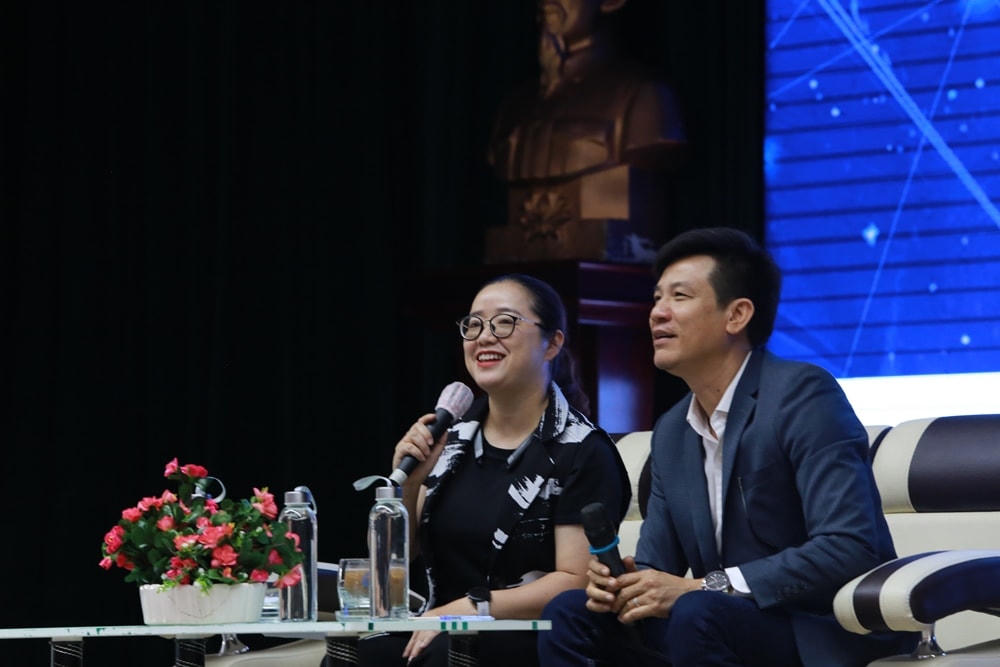 Các diễn giả là những doanh nhân chia sẻ kinh nghiệm khởi nghiệp cho thanh niên tại buổi tọa đàm.