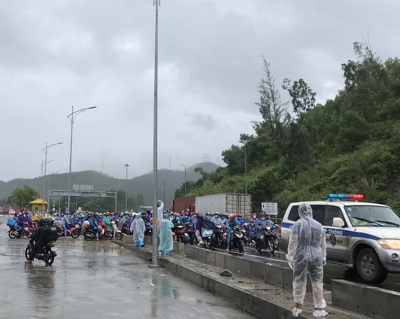 Hiện vẫn còn nhiều đoàn đi xe máy từ các tỉnh, thành phía Nam về quê đang đi đến hầm Hải Vân thuộc địa phận TP Đà Nẵng để di chuyển ra các tỉnh phía Bắc.