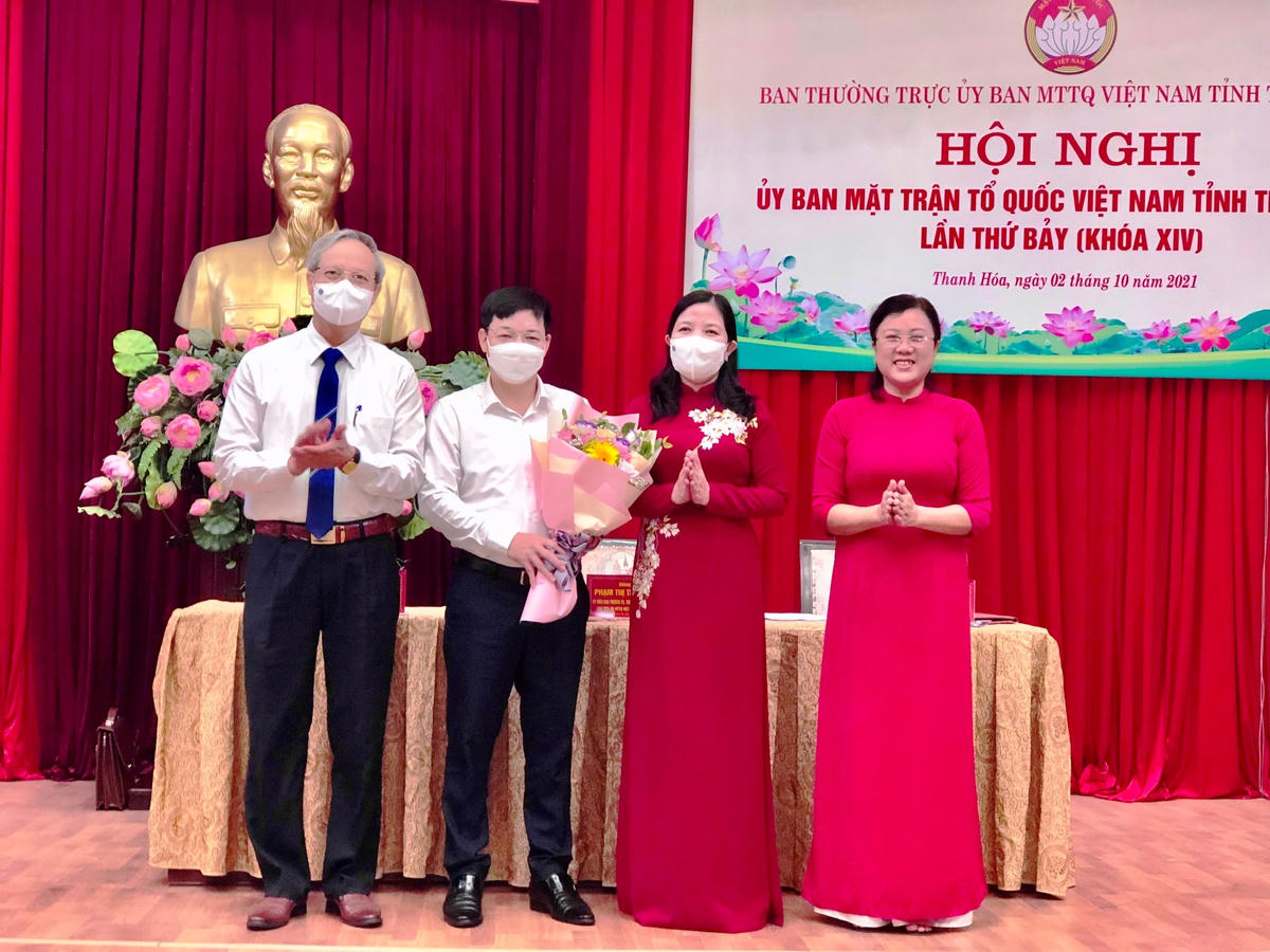 Ông Hà Văn Thủy, nguyên Phó Chủ tịch Ủy ban MTTQ Việt Nam tỉnh Thanh Hóa (thứ hai từ trái sang) chuyển công tác sang lĩnh vực mới, giữ chức Phó Bí thư Thường trực Huyện ủy Quan Hóa.