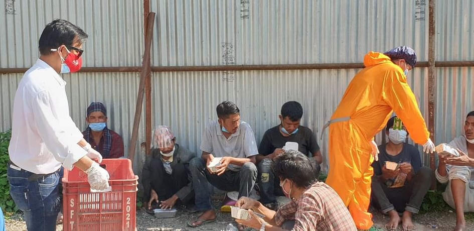Gia đình bà Võ Thị Kim Cương trao những suất cơm nóng cho người nghèo, người vô gia cư ở Nepal.  