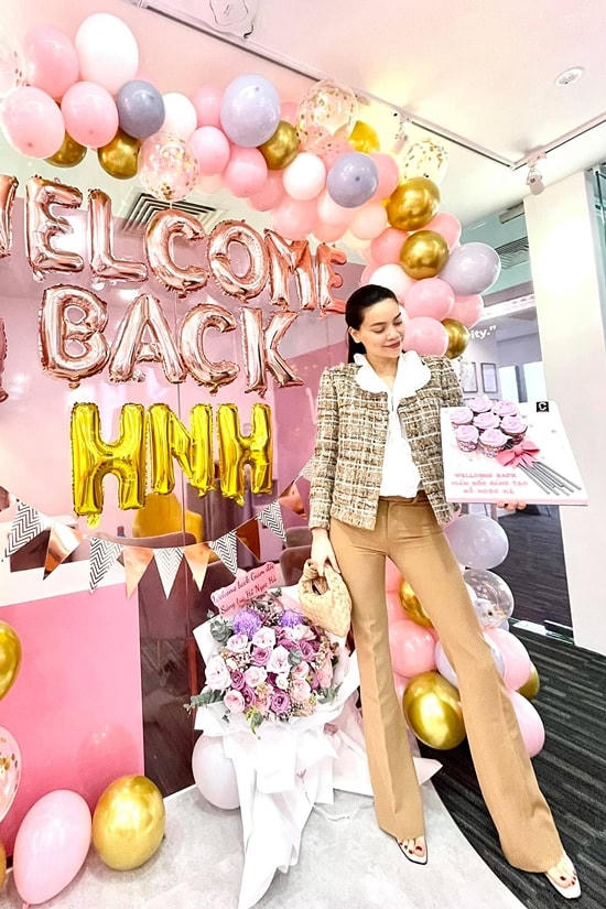 Sau sinh nở, Hồ Ngọc Hà nhanh chóng trở lại cuộc sống thường nhật. Điều này phần nào giúp tinh thần của cô thêm thoải mái, vui vẻ sau những áp lực "bỉm sữa". Cô cũng bày tỏ sự biết ơn đến bố mẹ ruột, ông xã Kim Lý hết lòng hỗ trợ chăm sóc hai bé Lisa - Leon.