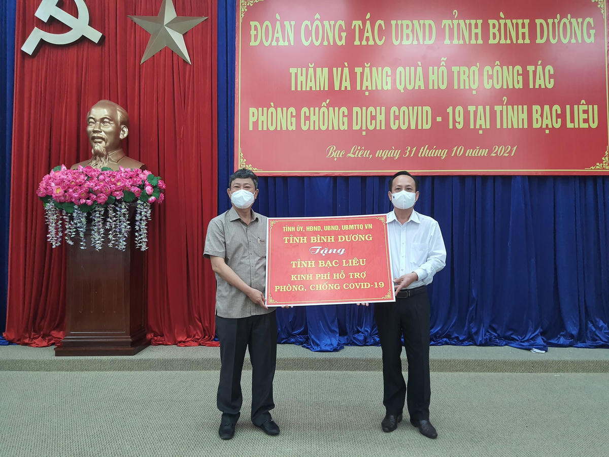 Thay mặt lãnh đạo Tỉnh ủy - HĐND - UBND tỉnh Bình Dương, ông Võ Văn Minh trao tặng tỉnh Bạc Liêu nhiều trang thiết bị y tế và 3 tỷ đồng hỗ trợ tỉnh trong công tác phòng, chống dịch Covid-19.