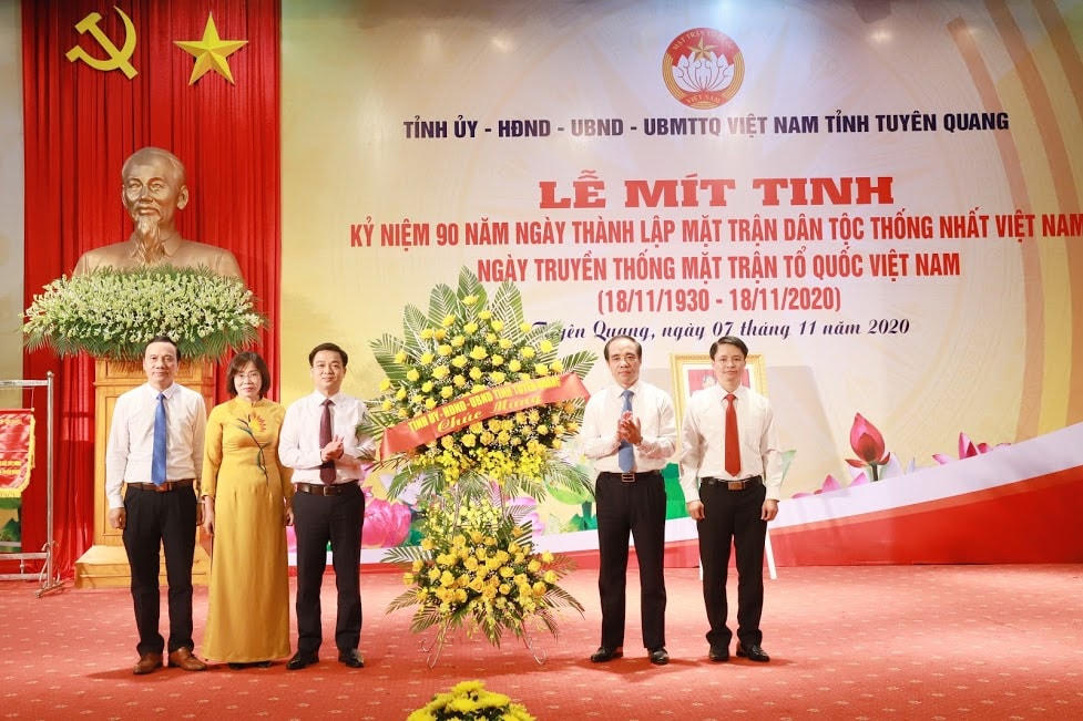 Lãnh đạo Tỉnh ủy Tuyên Quang tặng hoa chúc mừng Ủy ban MTTQ Việt Nam tỉnh.