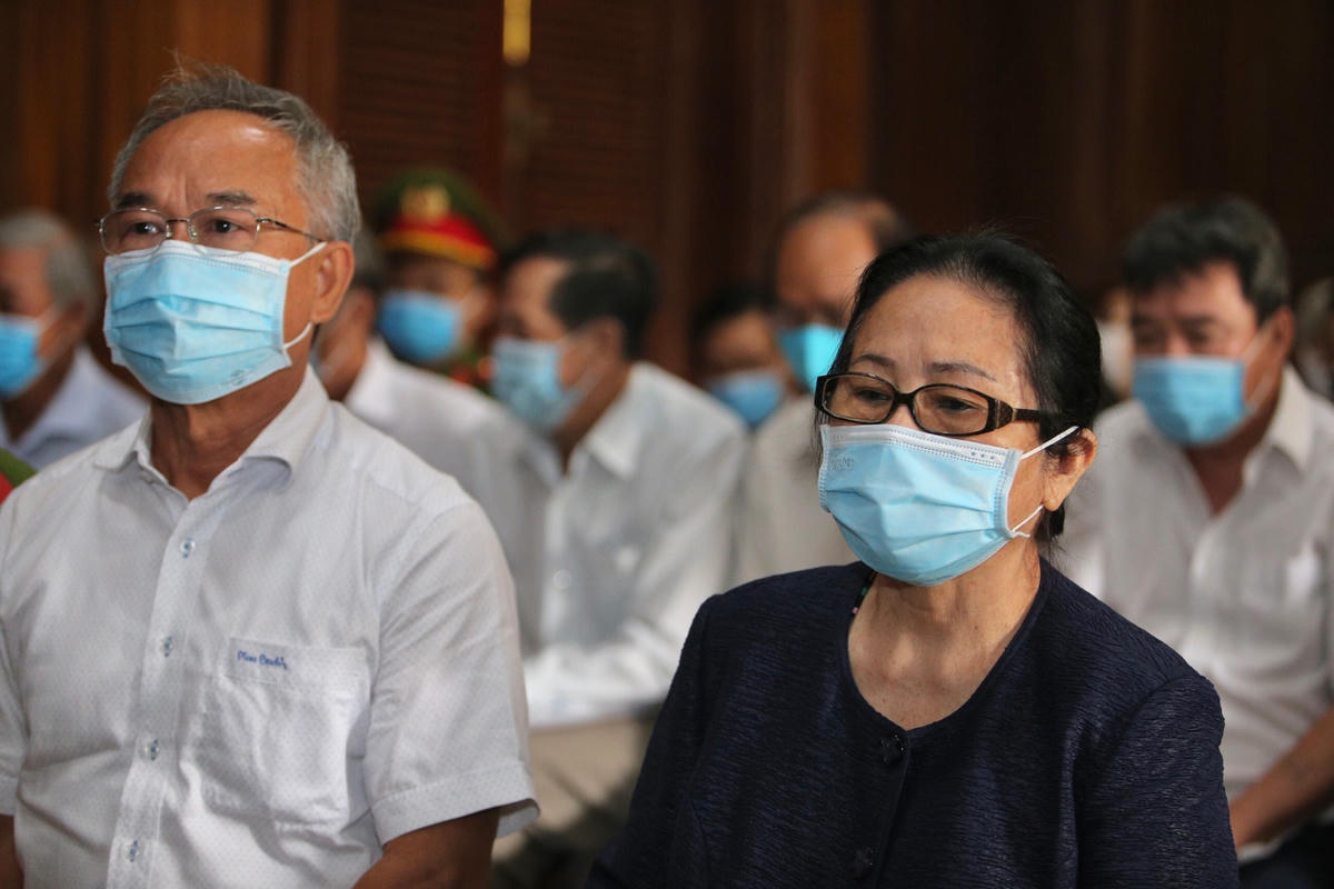 Từ trái qua: ông Nguyễn Thành Tài, nguyên Phó Chủ tịch UBND Tp HCM và bị cáo Dương Thị Bạch Diệp.