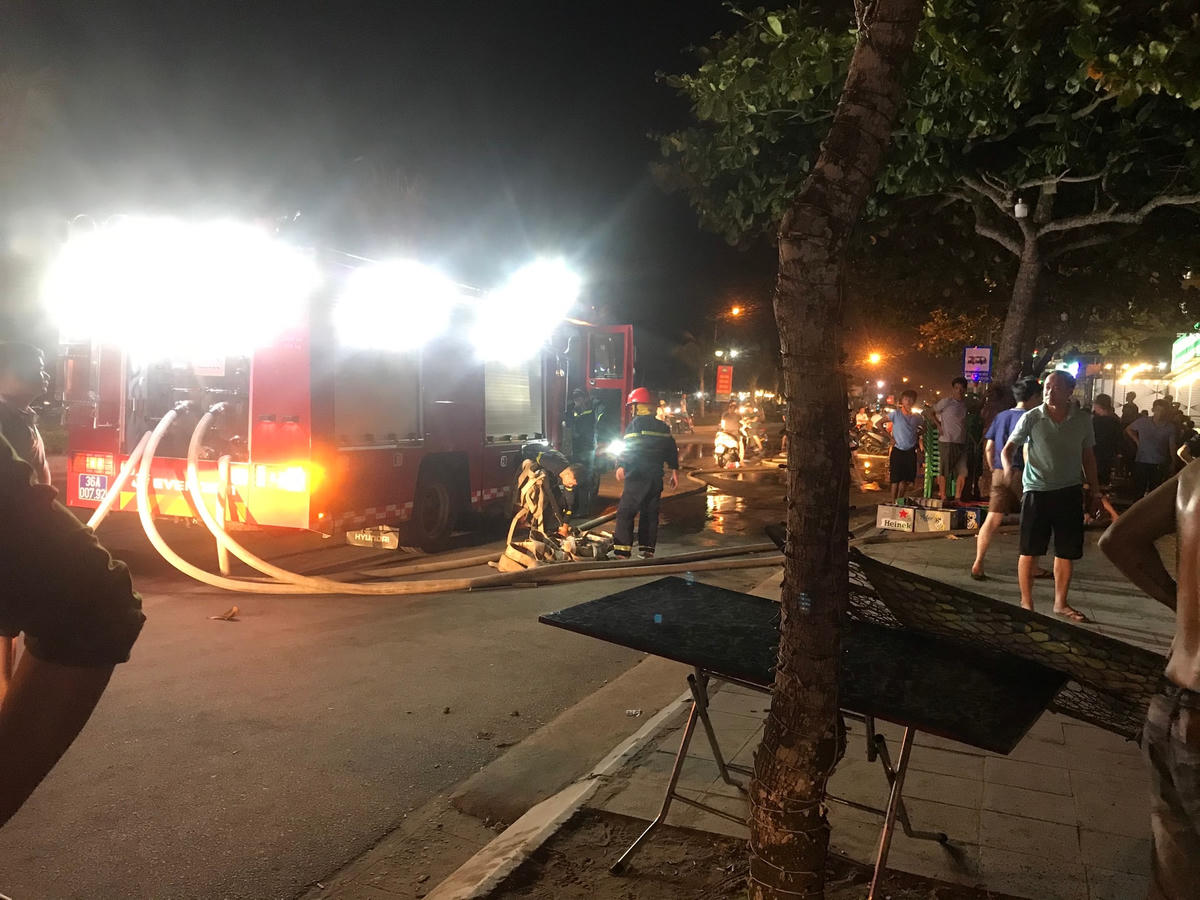 Lực lượng PCCC và CHCN triển khai hai xe chữa cháy đến hiện trường.