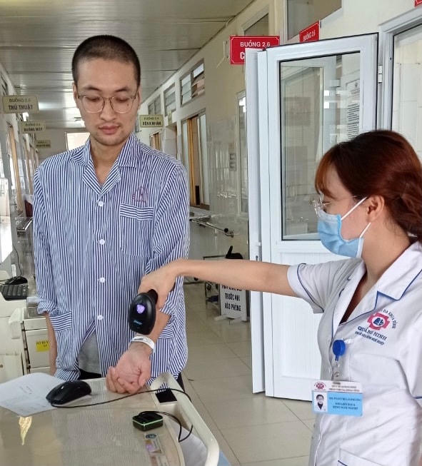 Sử dụng vòng điện tử và thiết bị quét để lấy thông tin về bệnh án của bệnh nhân tại Bệnh viện đa khoa tỉnh Quảng Ninh.