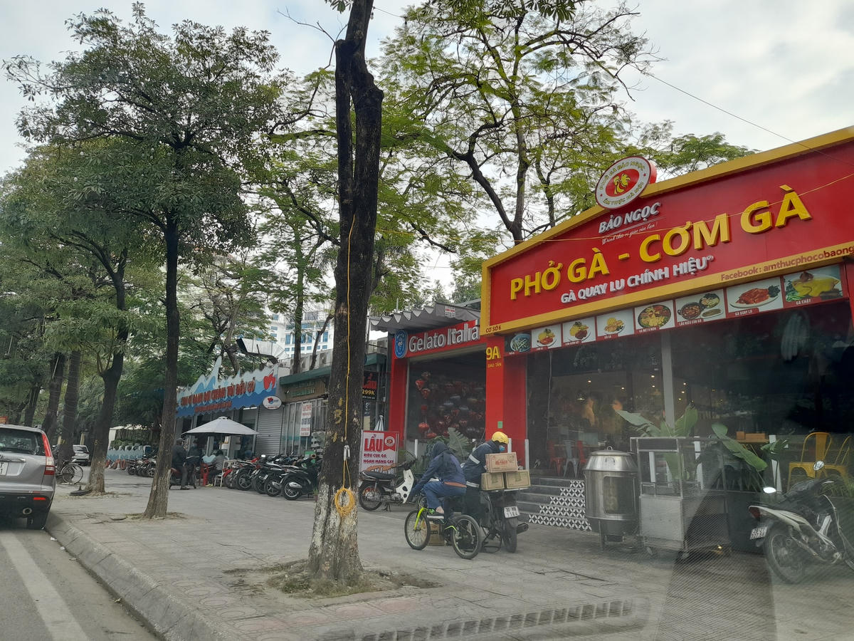 Nhà hàng Gà Bảo Ngọc "mọc" không phép trên đất Vườn thú Hà Nội, cũng hoành tráng không kém.