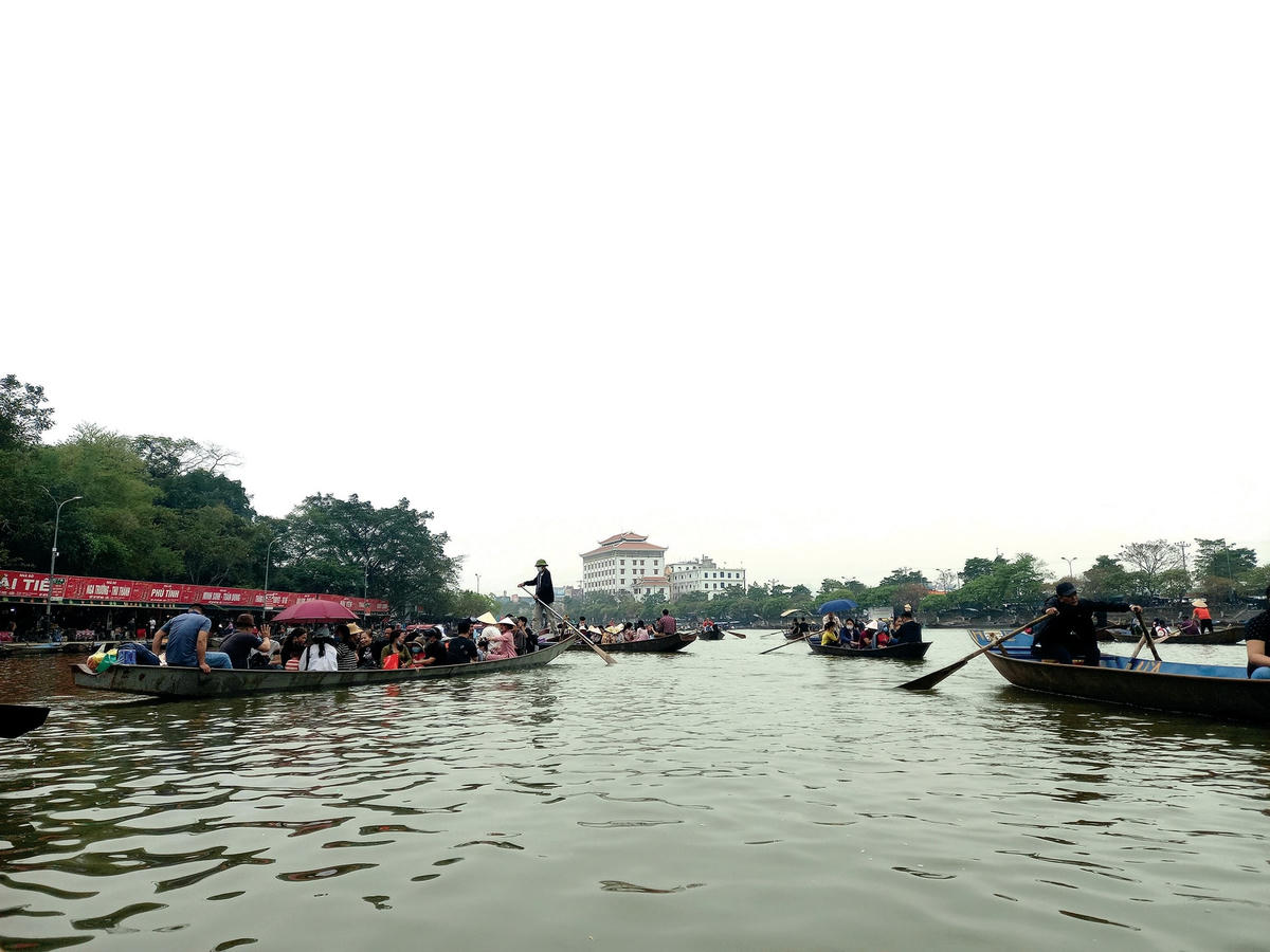 Du khách tham quan chùa Hương.