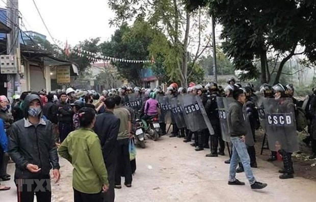 Lực lượng chức năng bảo vệ hiện trường nơi xảy ra vụ việc. (Nguồn: TTXVN phát).