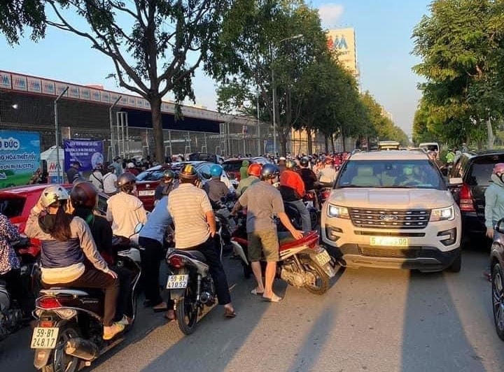 Giao thông tắc nghẽn vì người dân đổ ra đường, tập trung tại các siêu thị.