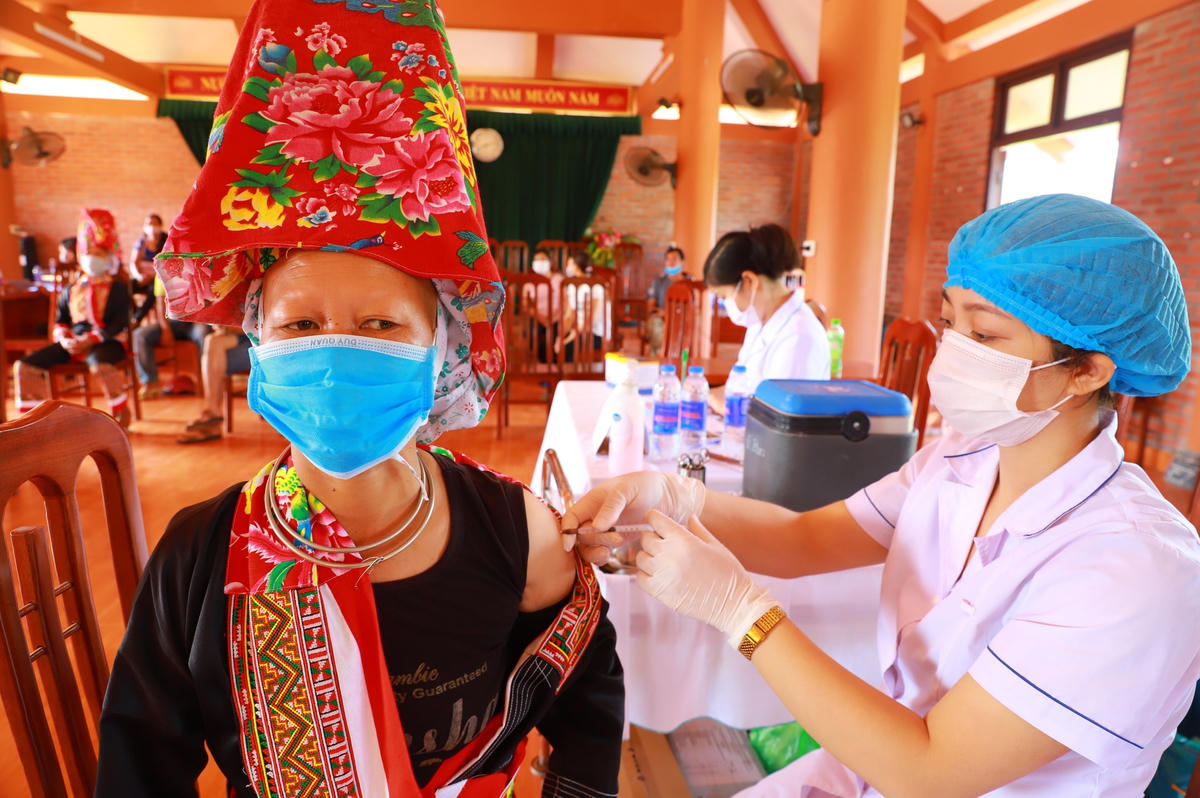 Người dân ở huyện miền núi Bình Liêu được tiêm vaccine Sinopharm. Ảnh: BTG Huyện ủy Bình Liêu cung cấp.