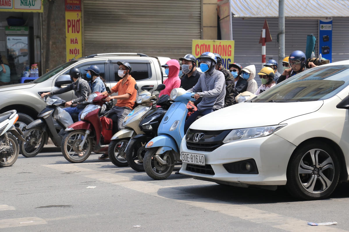 10h ngày đầu tiên nghỉ lễ, nhiều tuyến đường của Thủ đô rơi vào tình trạng ùn tắc hàng dài. 