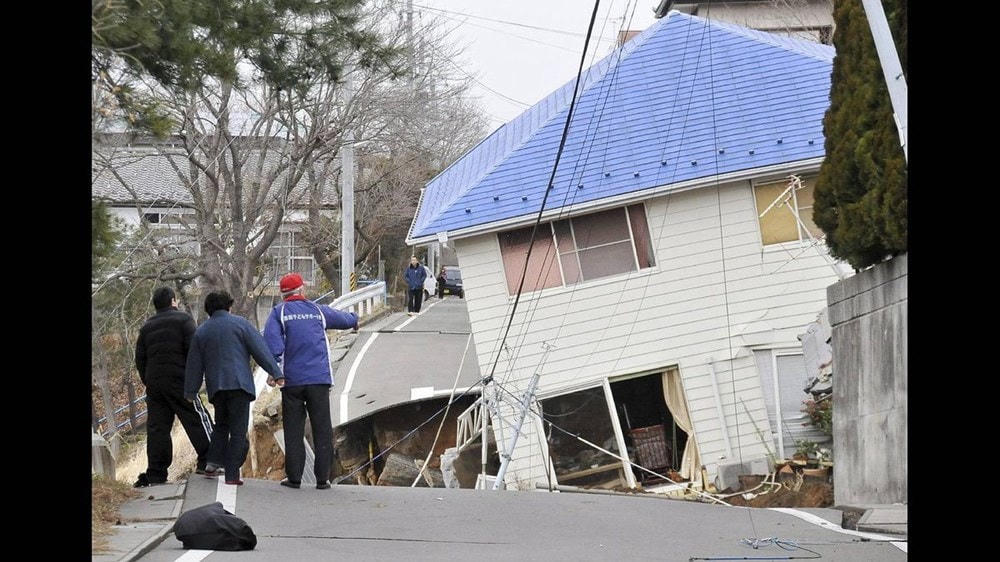Người dân kiểm tra thiệt hại của một ngôi nhà ven đường ở thành phố Sukagawa, tỉnh Fukushima, miền bắc Nhật Bản. Nguồn: theglobeandmail.  