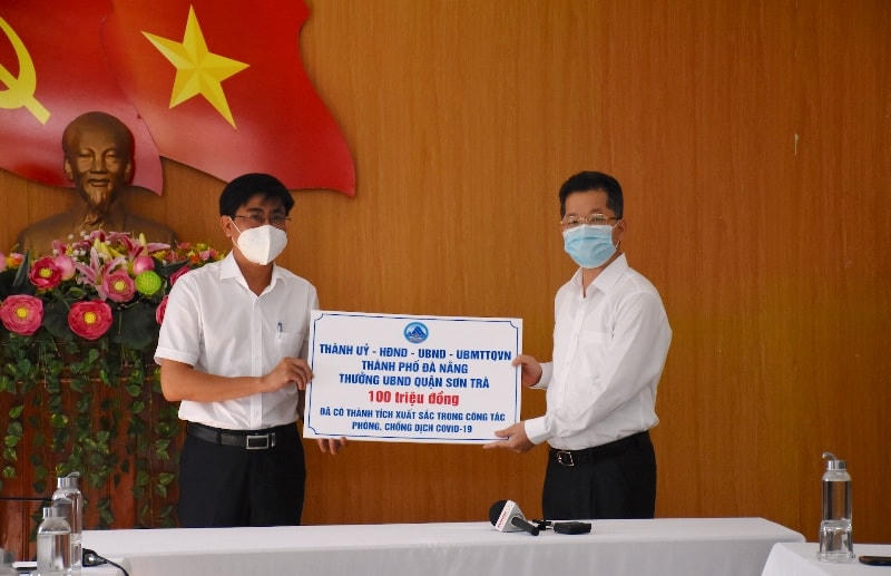 Bí thư Thành ủy Đà Nẵng Nguyễn Văn Quảng (phải), trao thưởng cho UBND quận Sơn Trà. Nguồn ảnh: UBND quận Sơn Trà.