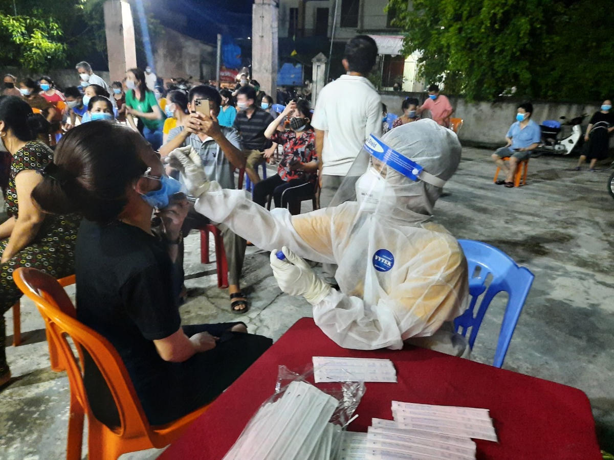Lấy mẫu xét nghiệm diện rộng cho toàn bộ hộ dân ở thành phố Hà Tĩnh.