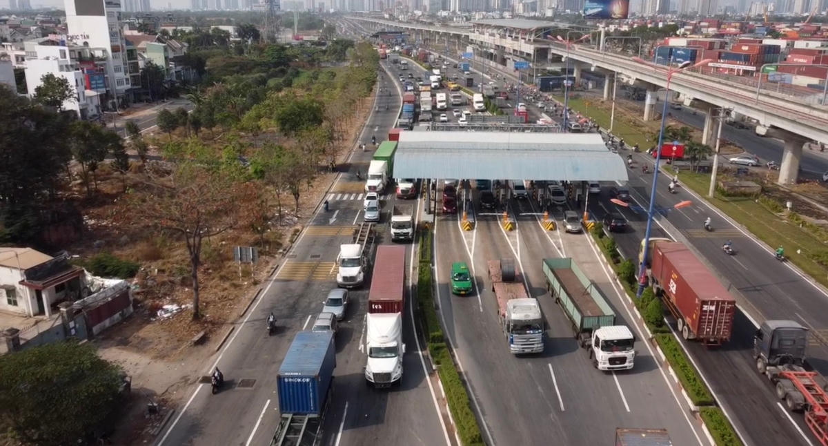 Ngày đầu thu phí BOT xa lộ Hà Nội: Xe nối đuôi nhau qua trạm
