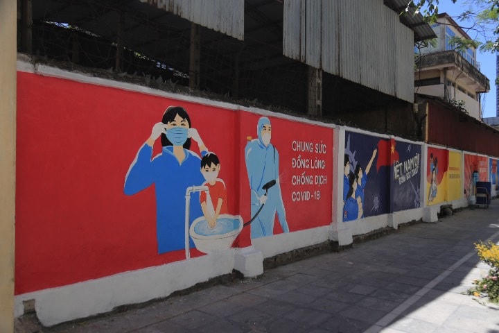 Nhằm tăng cường công tác thông tin, tuyên truyền phòng chống dịch bệnh Covid-19, Quận đoàn Hà Đông đã cho vẽ các bức tranh cổ động, tuyên truyền trên đoạn tường dài tại phố Vũ Trọng Khánh, Hà Đông.