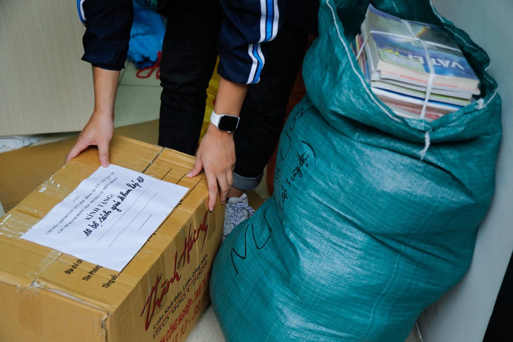 Sách, vở được phân loại và đóng thùng để vận chuyển tới học sinh vùng lũ lụt.