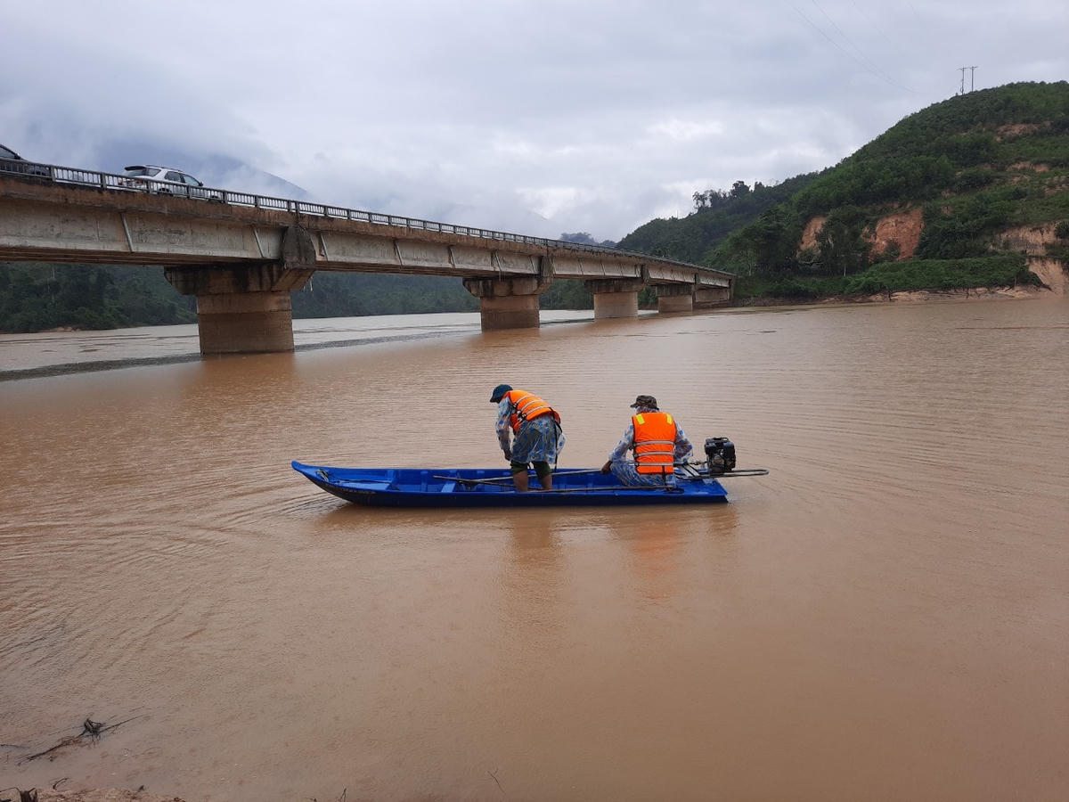 Tìm kiếm nạn nhân mất tích sạt lở Phước Sơn trên sông Đăk Mi.