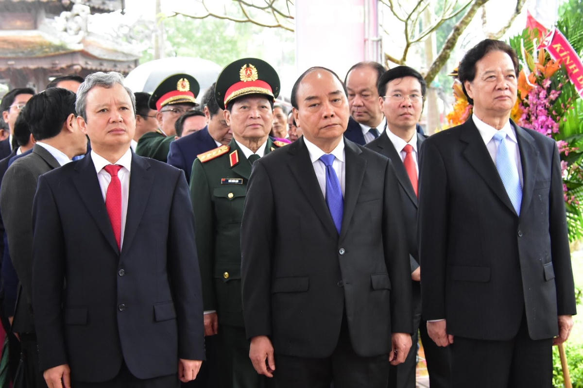 Thủ tướng Nguyễn Xuân Phúc và các đại biểu dâng hoa tại lễ kỷ niệm 100 Ngày sinh của Đại tướng Lê Đức Anh.