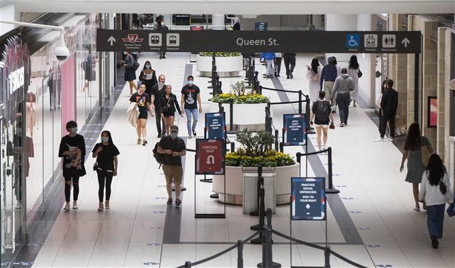 Người dân đeo khẩu trang phòng lây nhiễm Covid-19 tại trung tâm thương mại ở Toronto, Canada. Ảnh: THX/TTXVN.