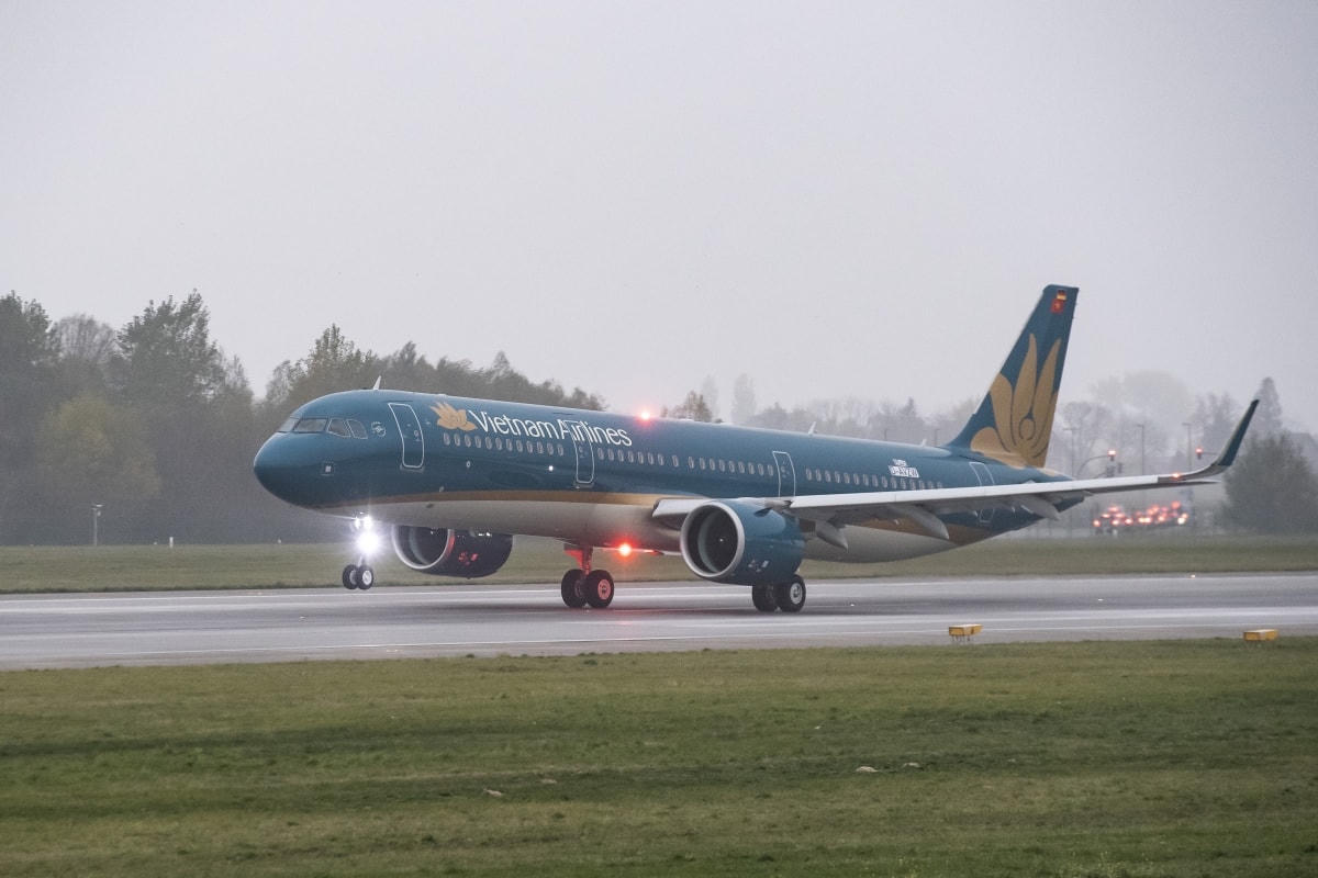 Vietnam Airlines và nhiều hãng bay phải điều chỉnh giờ bay sớm hơn nhằm tránh bão số 9 đổ bộ.