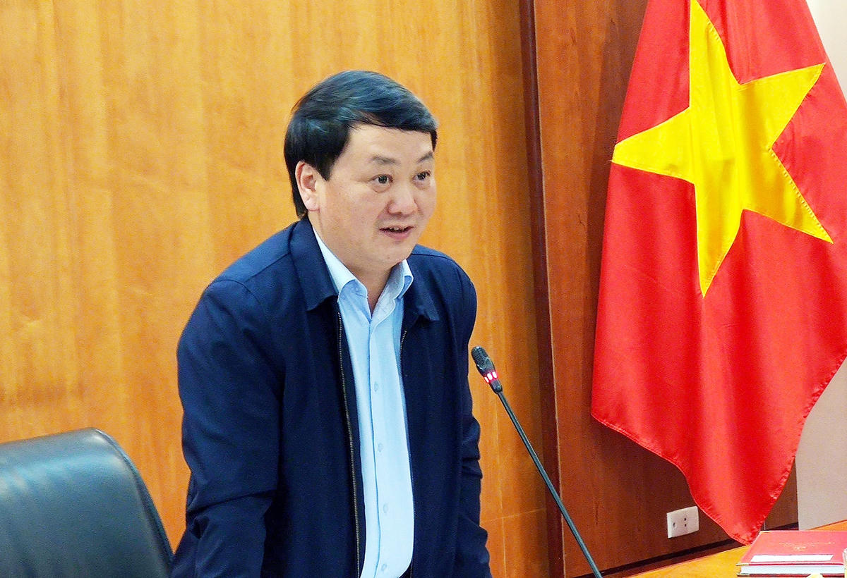 Phó Chủ tịch - Tổng Thư ký Hầu A Lềnh phát biểu tại cuộc họp.