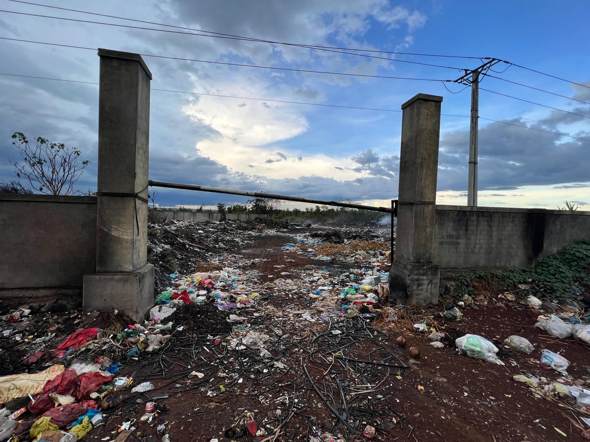 Việc xử lý rác thải ở đây chỉ đơn thuận là chôn lấp và đốt không qua xử lý môi trường..