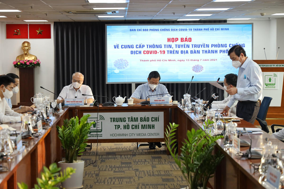 Ông Phan Văn Mãi (chủ trì, bên phải) tại buổi họp báo. Ảnh: HMC cung cấp.