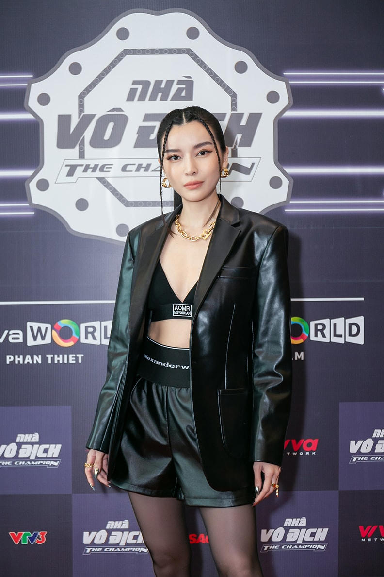 Cao Thái Hà cá tính tại họp báo.