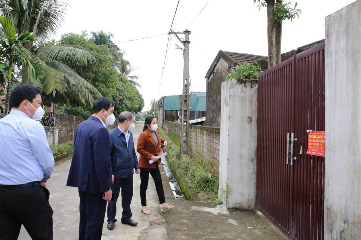 Lãnh đạo Sở Y tế Hà Tĩnh kiểm tra việc cách ly F1 tại nhà ở xã Kỳ Phong.