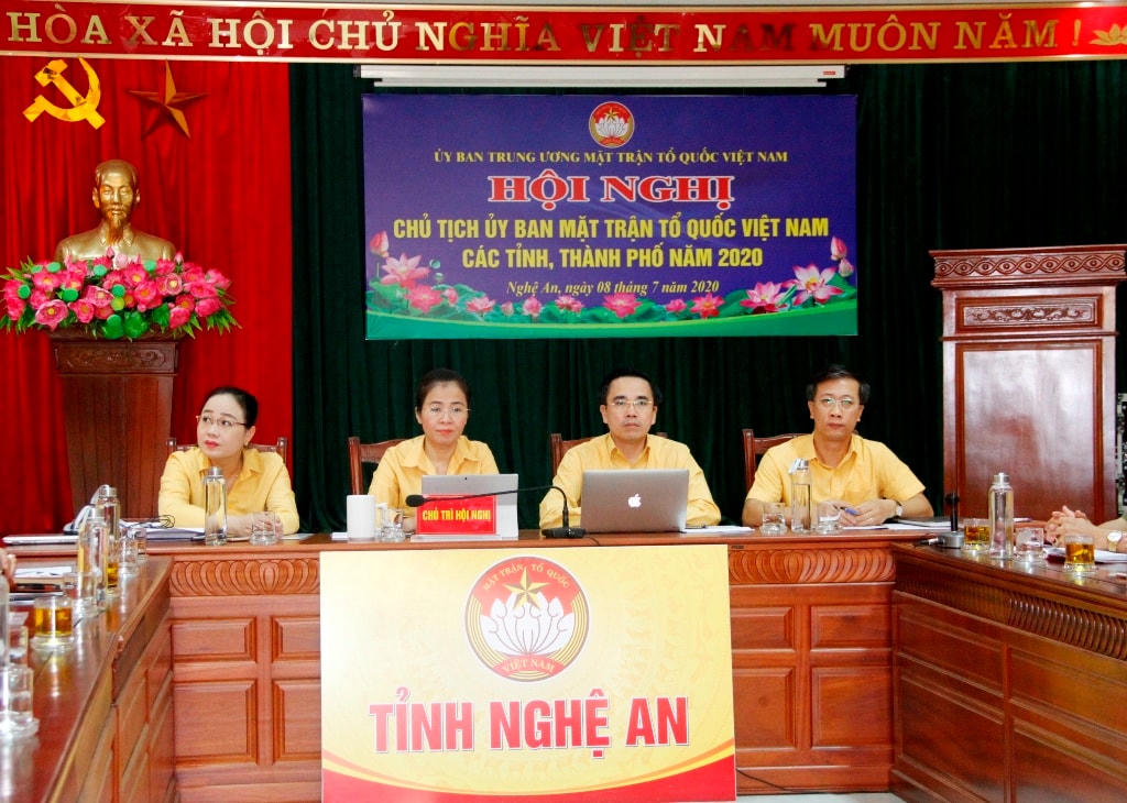Bà Võ Thị Minh Sinh, Chủ tịch Ủy ban MTTQ Việt Nam tỉnh Nghệ An chủ trì tại điểm cầu tỉnh Nghệ An.