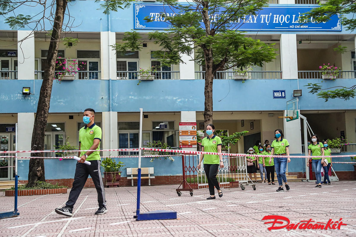 Khi thí sinh ra khỏi phòng thi, thí sinh lại ra về theo cầu thang và lối ra cổng theo quy định như lúc vào điểm thi, luôn đeo khẩu trang và giữ khoảng cách tối thiểu 2 m; tuyệt đối không tập trung đông người tại sân trường.