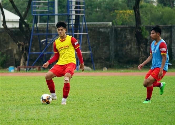 Các cầu thủ U23 Việt Nam luyện tập trên sân của khu tổ hợp thể thao thuộc Viện Giáo dục Thể chất và Thể thao (NIPES). (Ảnh: Trần Long/TTXVN).