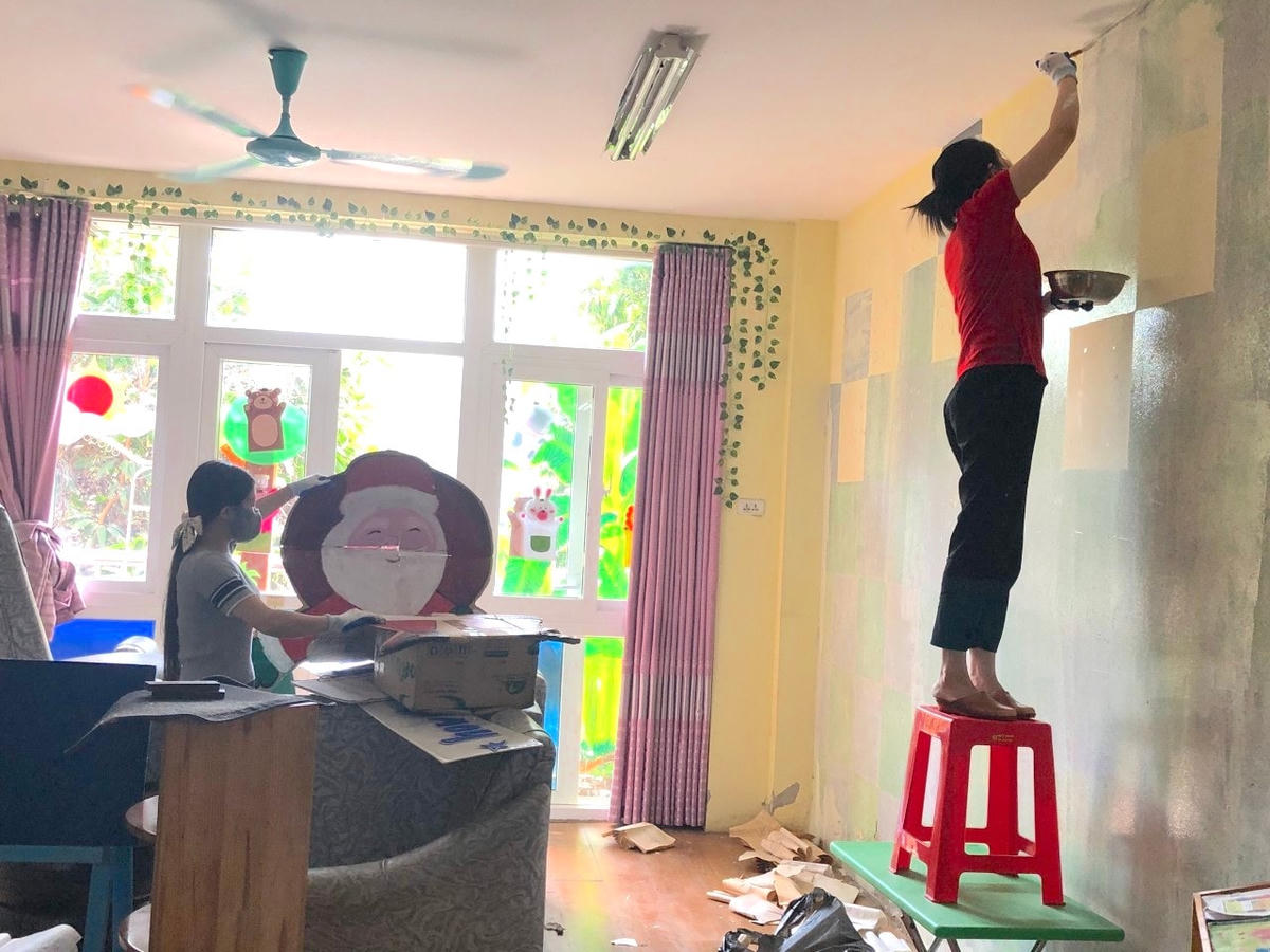 Nhiều trường mầm non đang gấp rút công tác chuẩn bị đón học sinh trở lại trường.