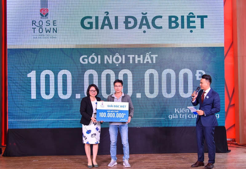Khách hàng may mắn sở hữu quà tặng “khủng” trong sự kiện.