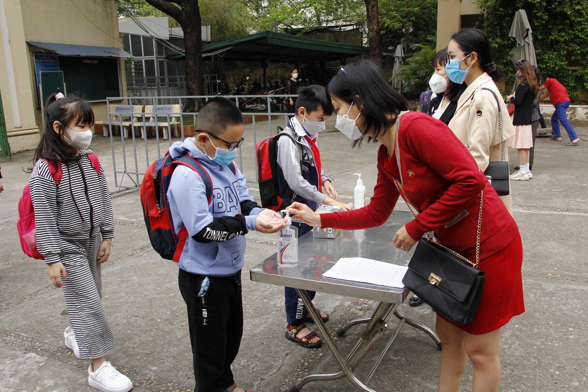 Học sinh Trường Tiểu học Xuân La (quận Tây Hồ) sát khuẩn tay trước khi vào lớp.