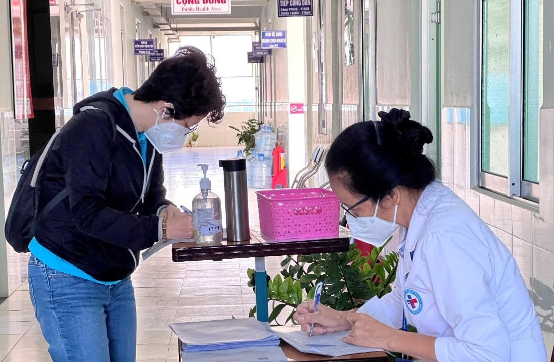 Quận Tân Phú tổ chức tiêm mũi 3 cho nhân viên y tế.