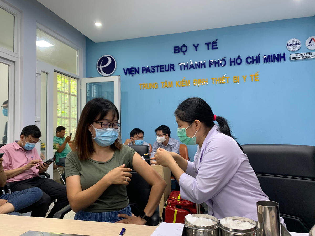 Đợt 3 cũng tiến hành tiêm cho những người đã tiêm một mũi trước đó. Ảnh: S.X