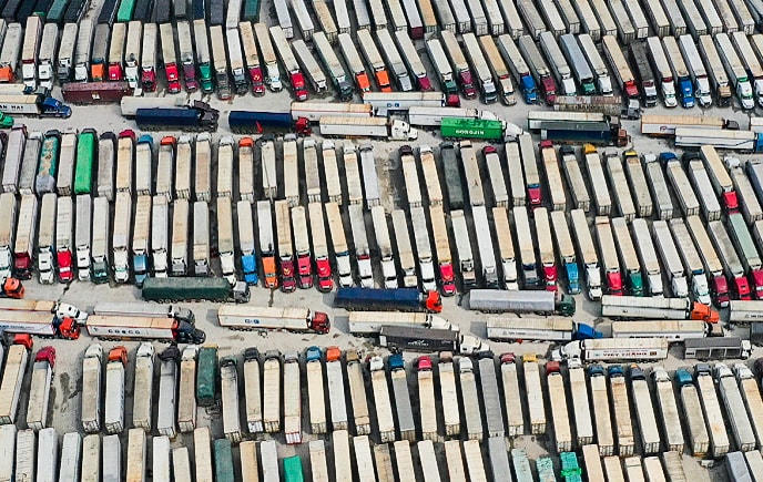 Hàng nghìn xe container phải "nằm" chờ thông quan do phía Trung Quốc thực hiện Zero Covid-19 nên dẫn đến lượng hàng tồn ứ nhiều. 