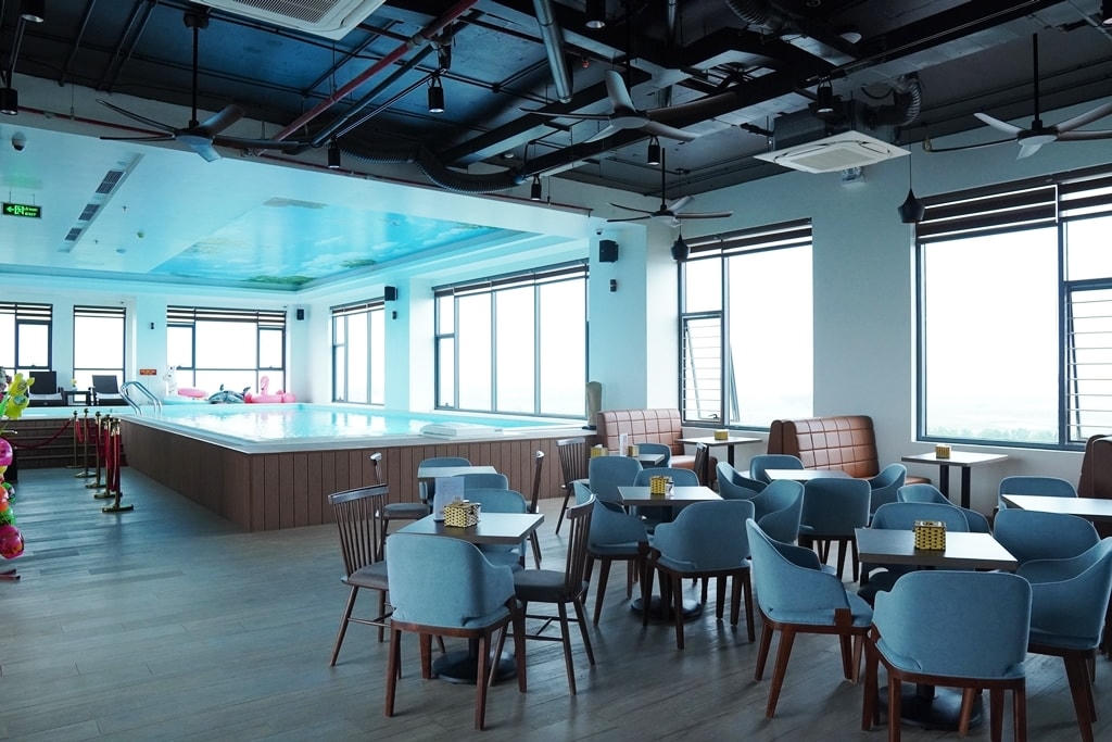 Khu bể bơi với những tiện nghi hiện đại, view cực đẹp.