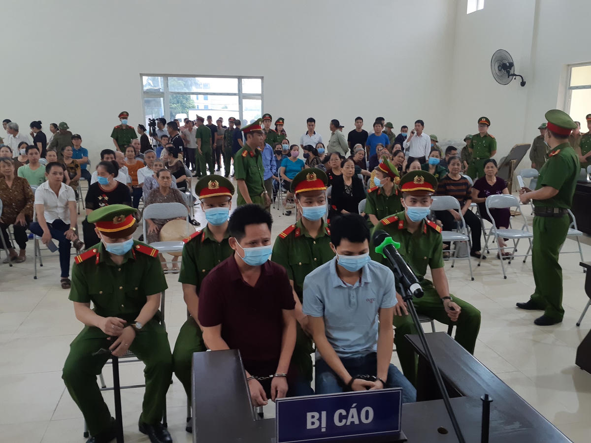 Hai bị cáo Nguyễn Văn Thiện (trái) và Lăng Văn Vân tại tòa. Ảnh: Xuân Ngọc.