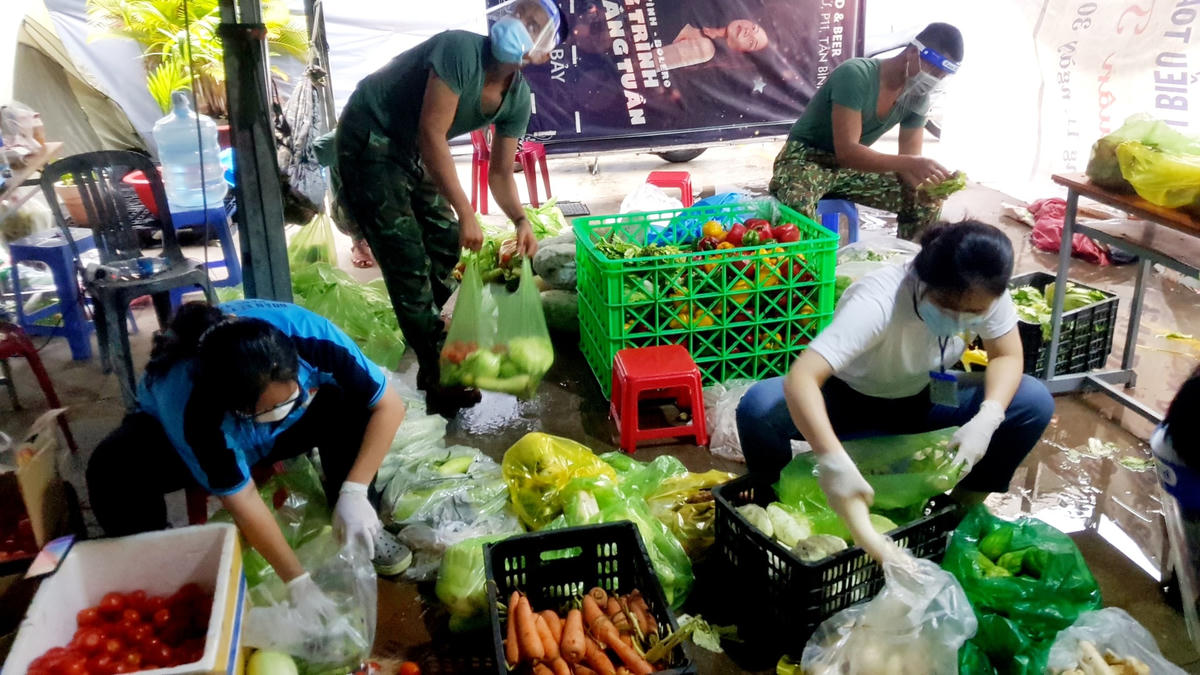 Bộ đội hỗ trợ người dân gặp khó nơi tâm dịch