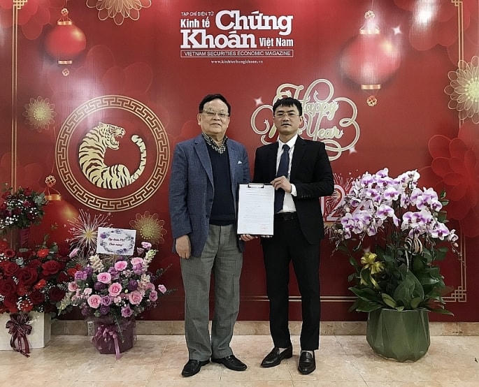 Ông Nguyễn Thanh Kỳ, Phó chủ tịch kiêm Tổng thư ký Hiệp hội trao quyết định bổ nhiệm Tổng biên tập Tạp chí điện tử Kinh tế Chứng khoán Việt Nam tới ông Nguyễn Viết Việt.