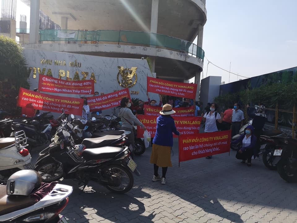 Nhiều khách hàng mua dự án Saigon South Plaza (quận 7) phải “miệt mài” đi đòi quyền lợi.