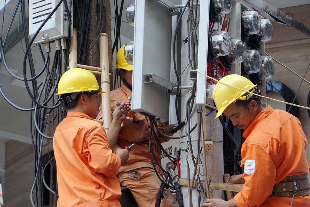 Mạng lưới điện chịu nhiều áp lực khi mức tiêu thụ tăng đột biến do nắng nóng dữ dội.