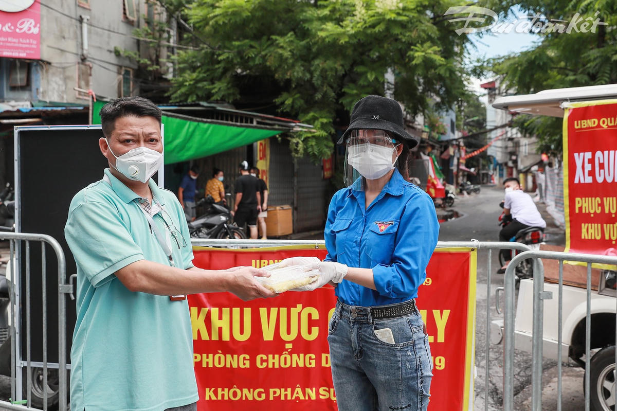 Những suất ăn được gửi tới người dân trong khu vực cách ly y tế phường Văn Chương, quận Đống Đa, Hà Nội. Ảnh: Quang Vinh. 